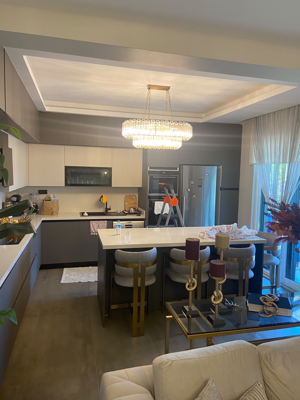 Sakarya modern mutfak adası üzerinde katlı kristal avize ve LED aydınlatma montajı