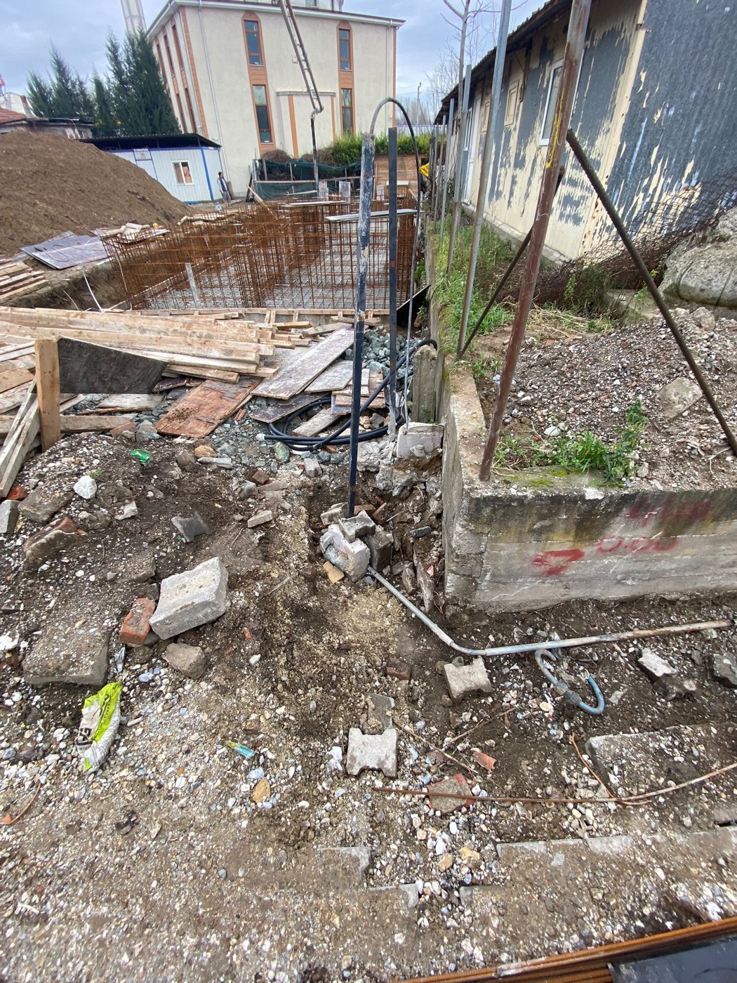 Sakarya şantiye temel kazısı demir donatı ve beton pompası